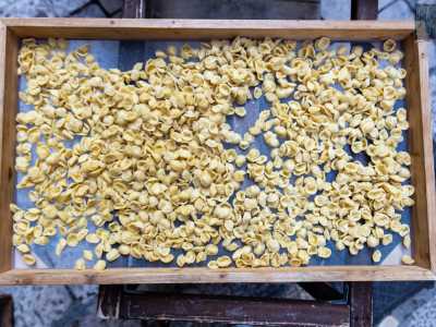 ...il tipico tavolino con una cornice in legno nella quale � incastrato un essiccatore usato per far passare l�aria e asciugare la pasta